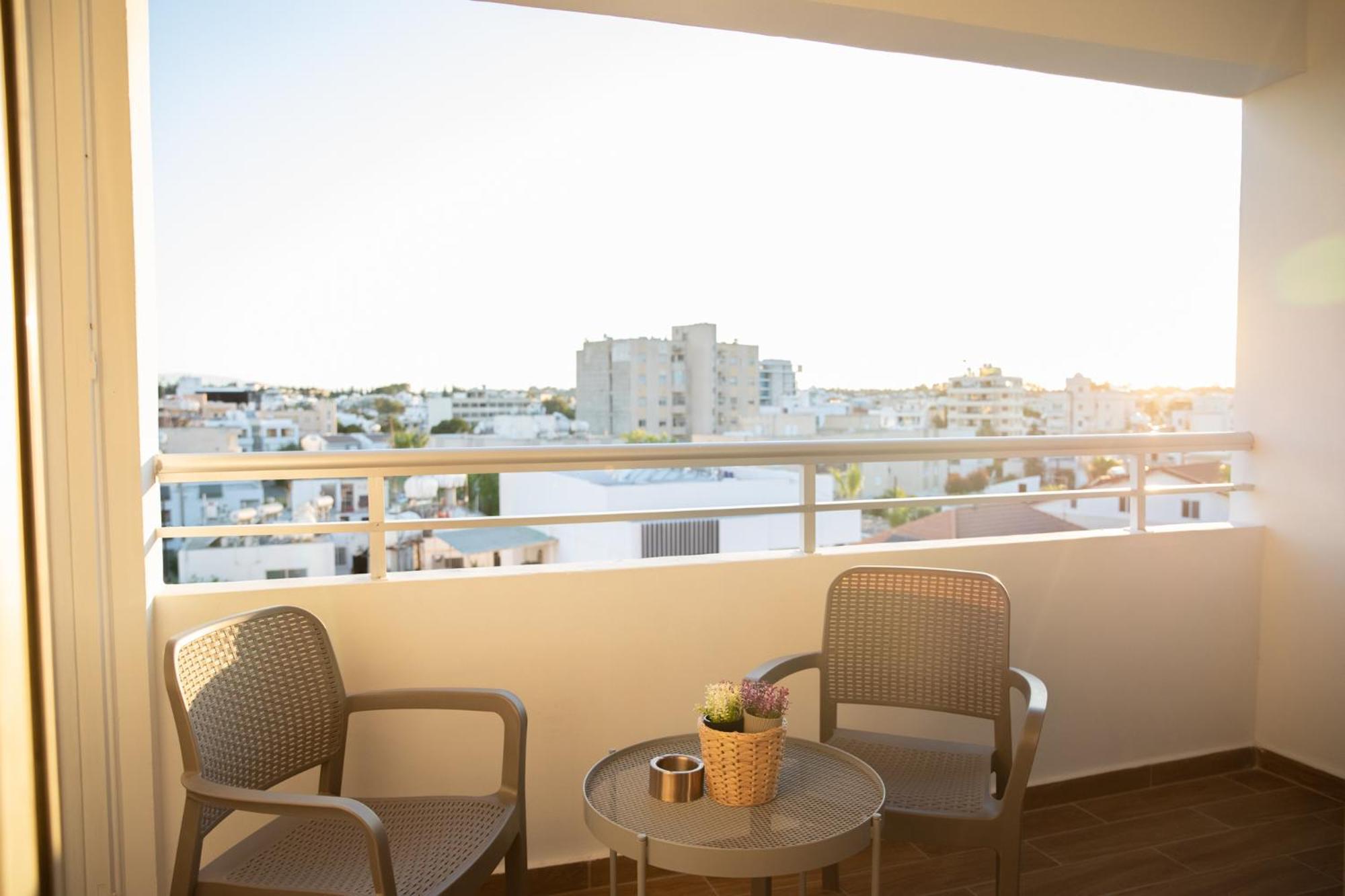 Apartment Glamorous, Renovated 3-bedroom In