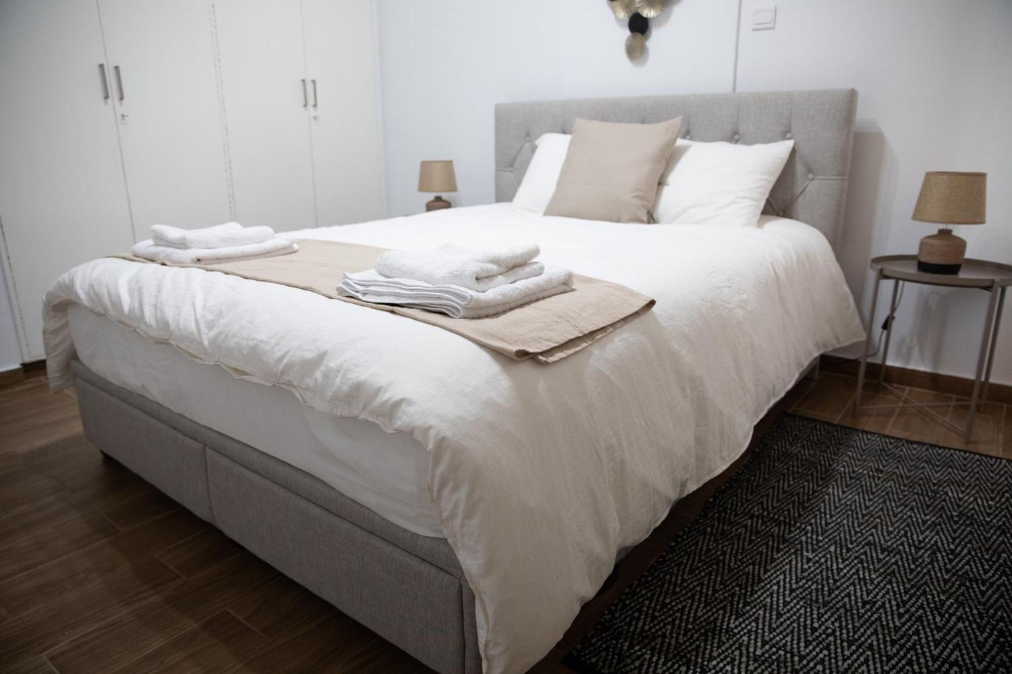 Apartment Glamorous, Renovated 3-bedroom In