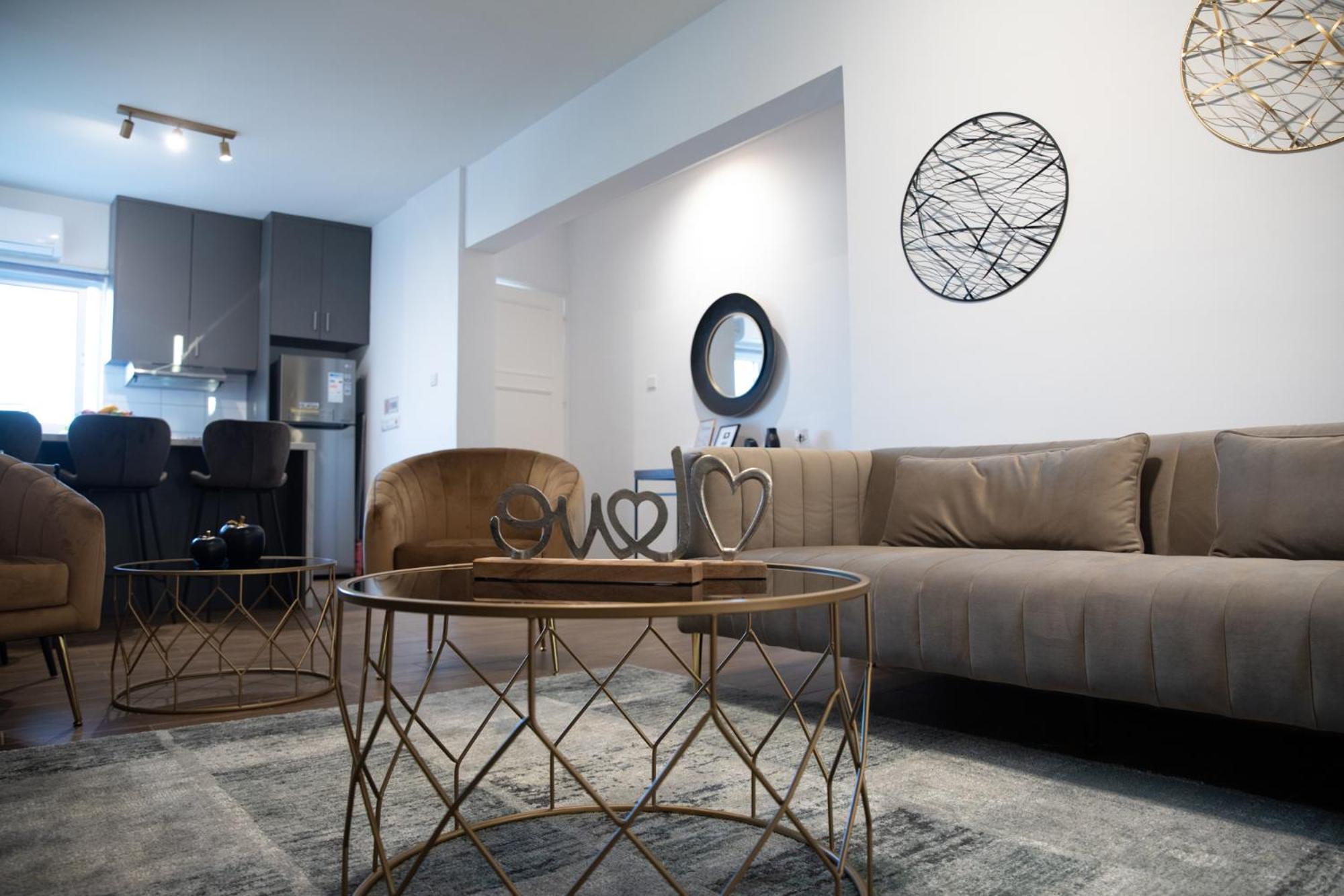 Διαμέρισμα Glamorous, Renovated 3-bedroom In *