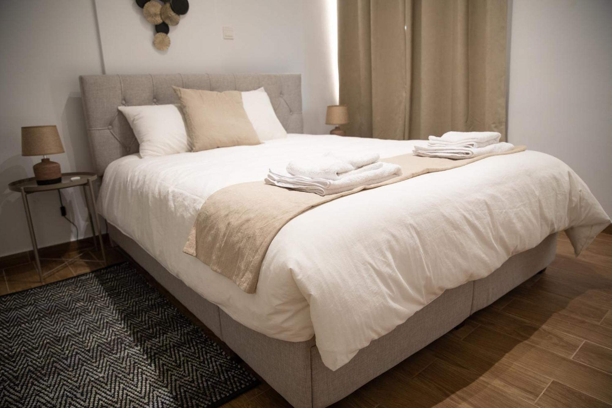 Glamorous, Renovated 3-bedroom In Διαμέρισμα *