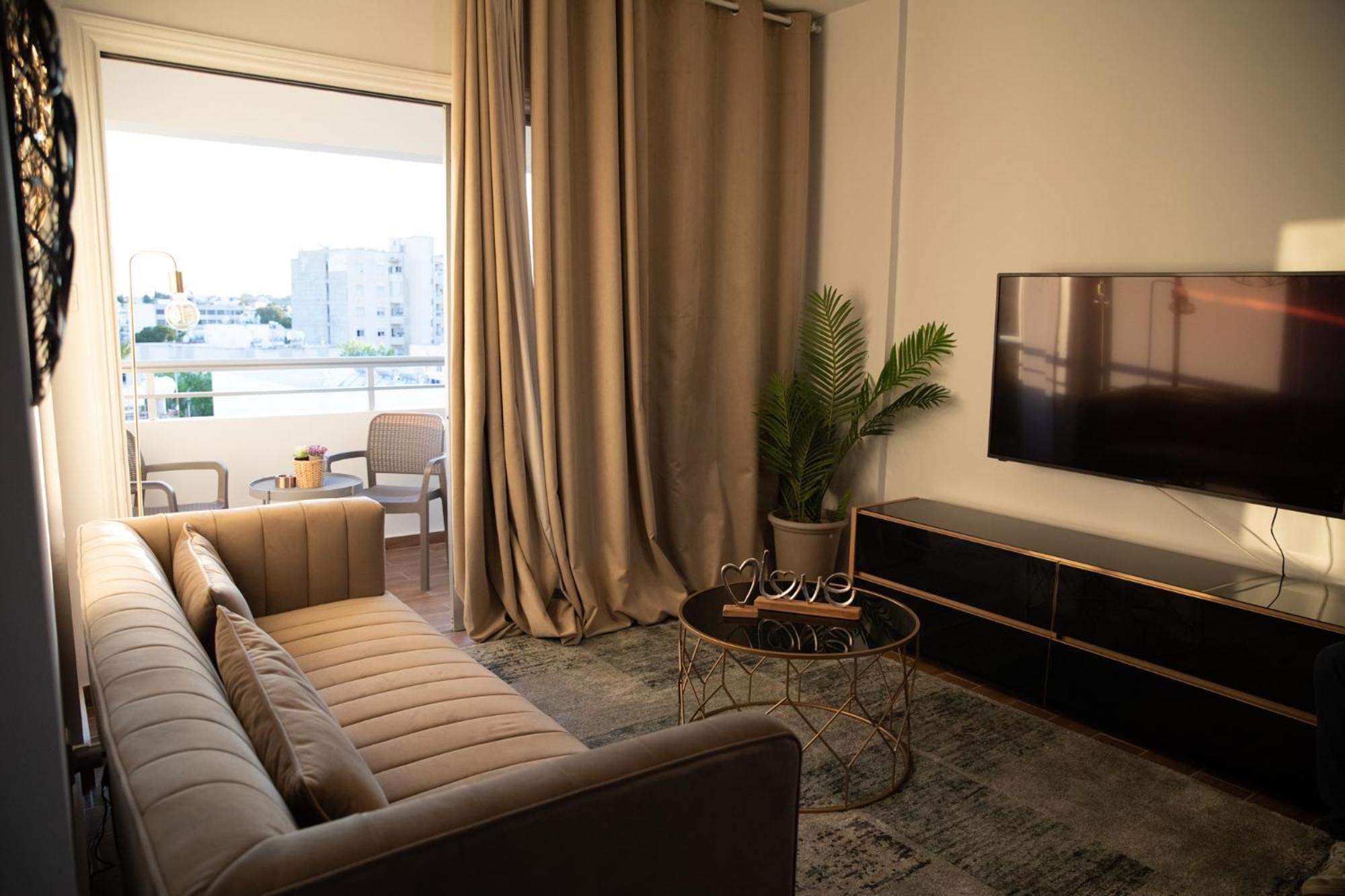 Διαμέρισμα Glamorous, Renovated 3-bedroom In
